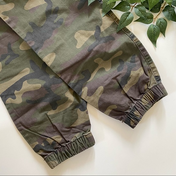 ✨SOLD✨ Camo Drawstring Joggers - Picture 4 of 5